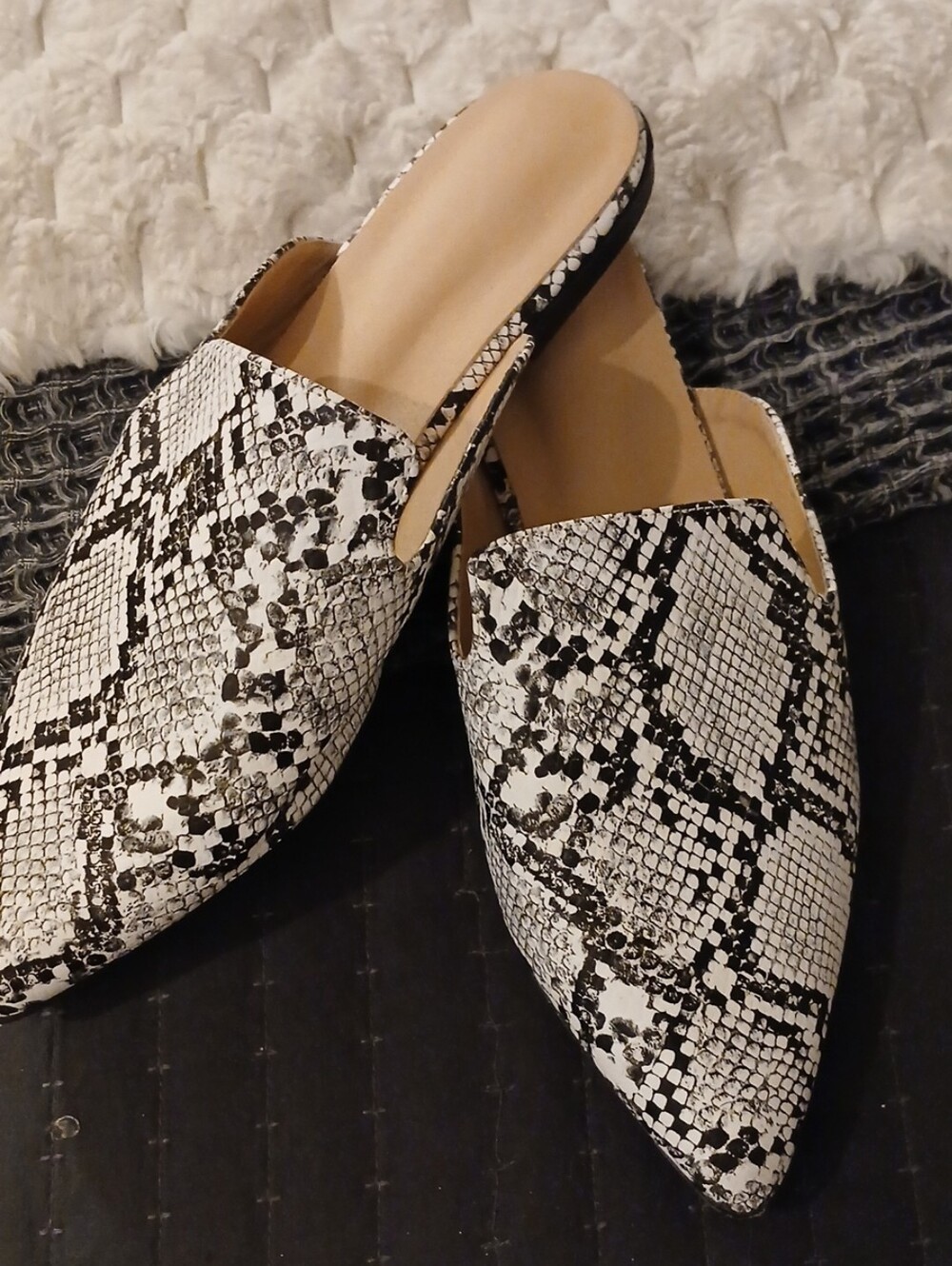 NWOB Unbranded Snake-Print Pointed Toe Women’s Mules - White/Black